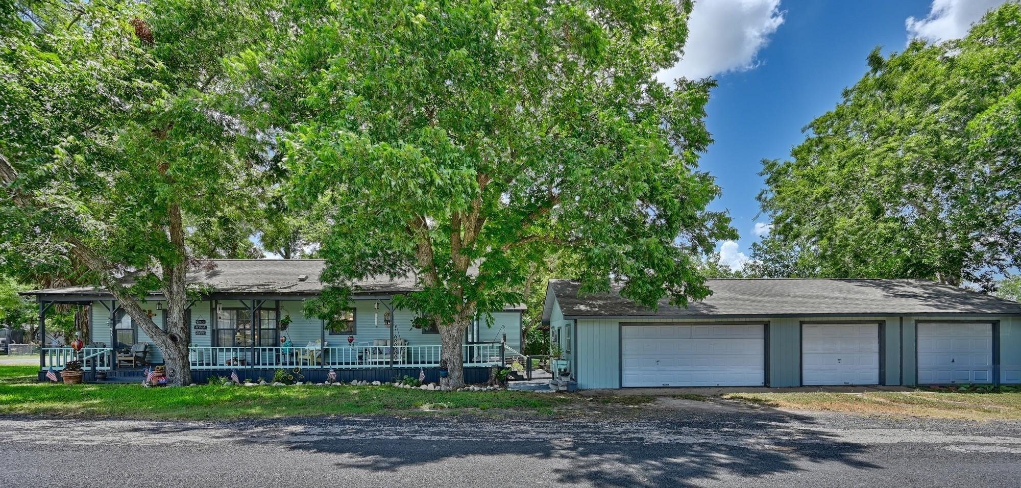 Bohlmann Ave, Schulenburg, TX 78956