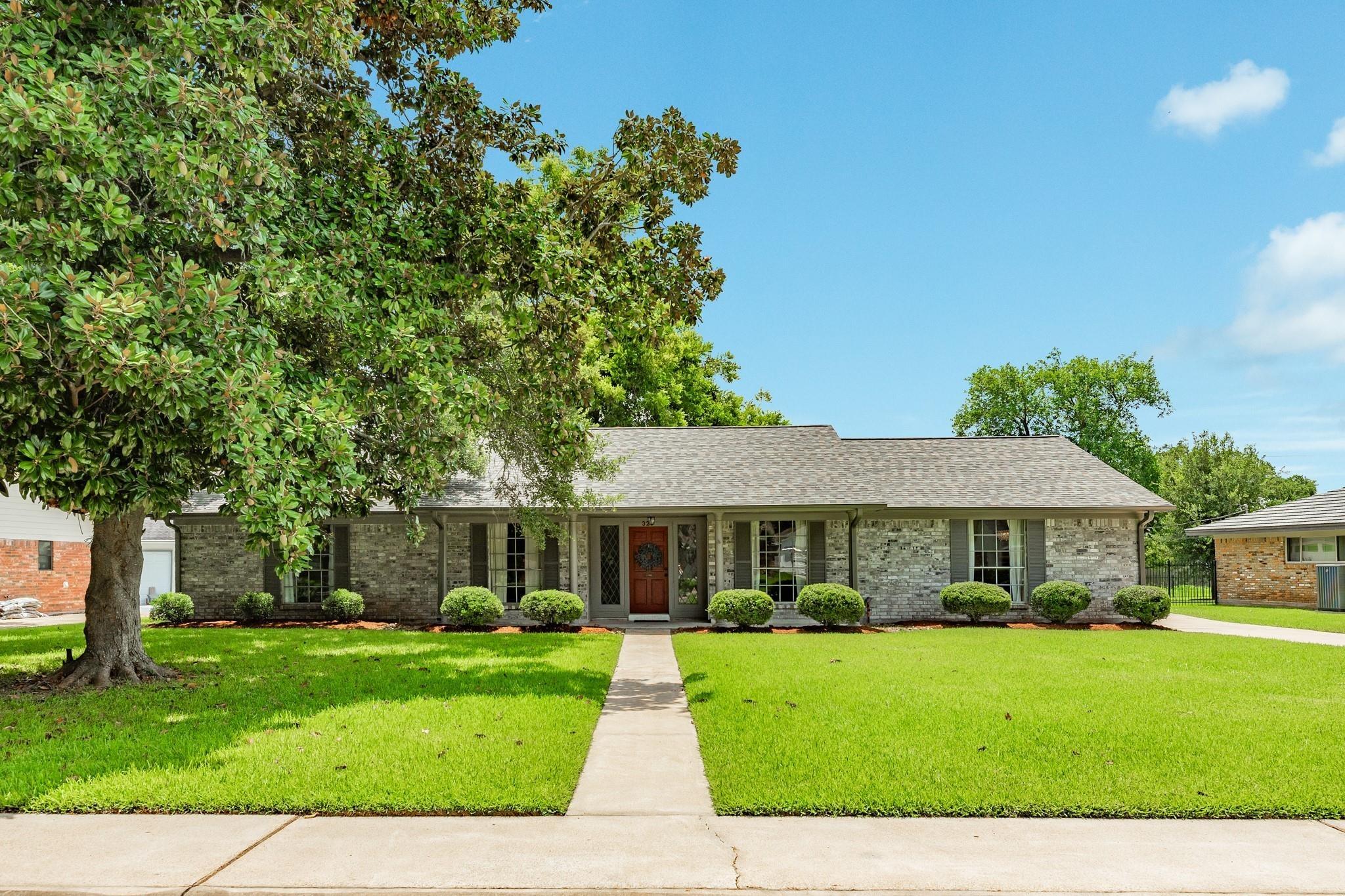 Linden Ln, Lake Jackson, TX 77566