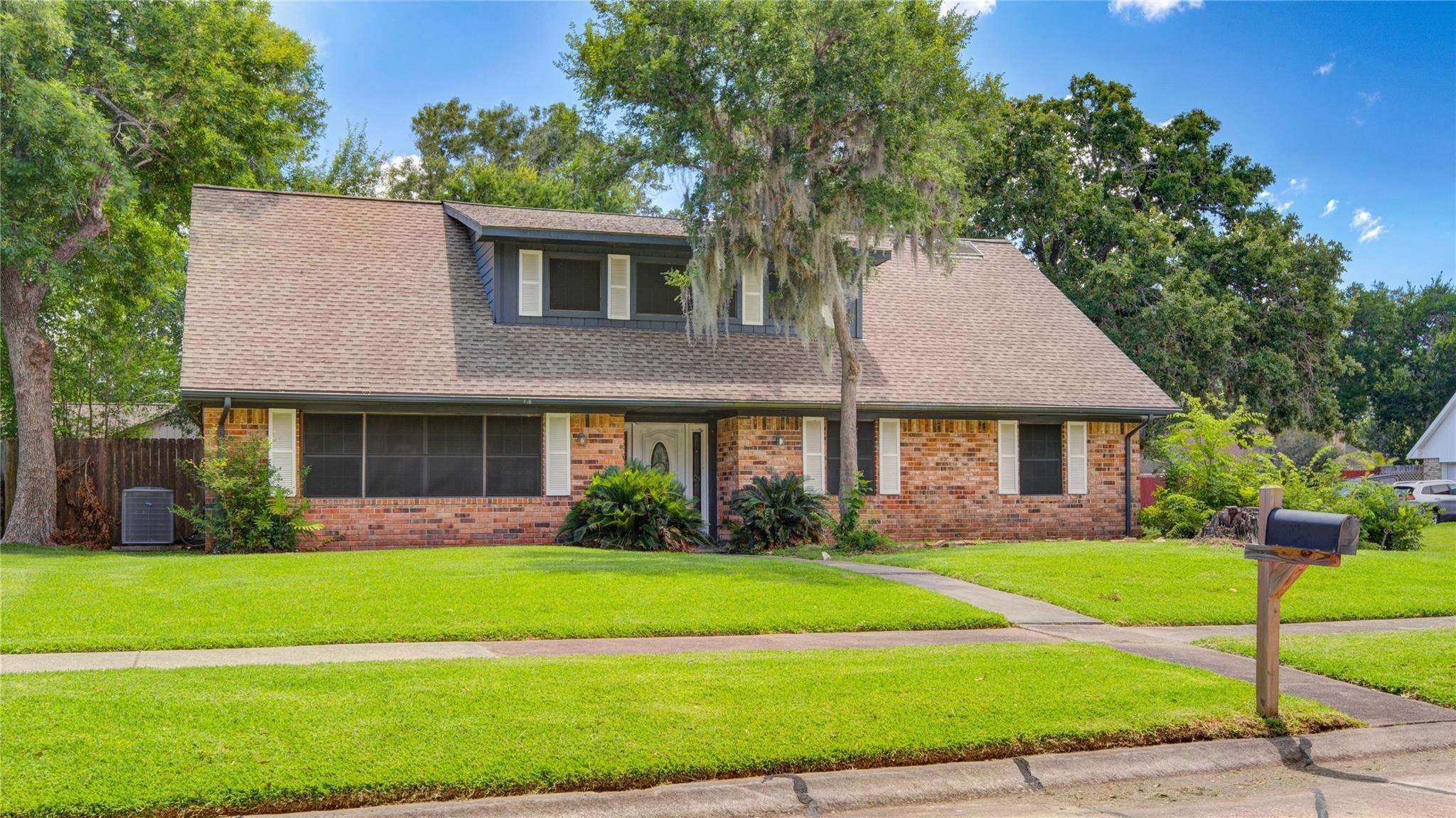 Wandering Trl, Friendswood, TX 77546