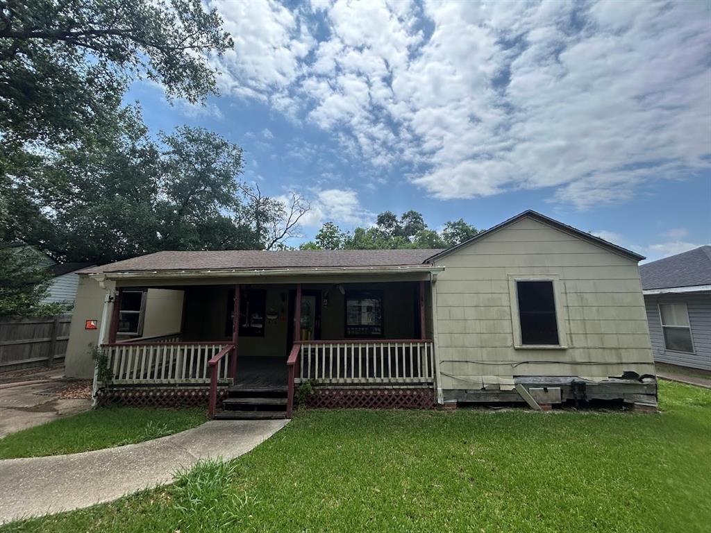25th St, Groves, TX 77619