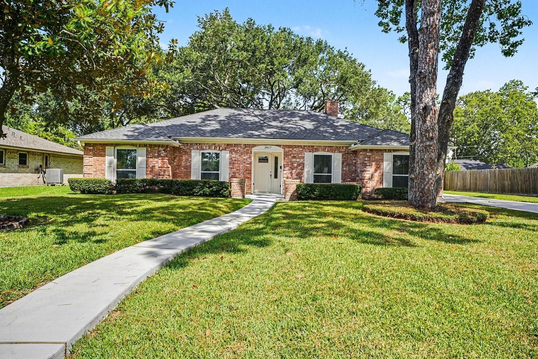 Frostwood Cir, Dickinson, TX 77539