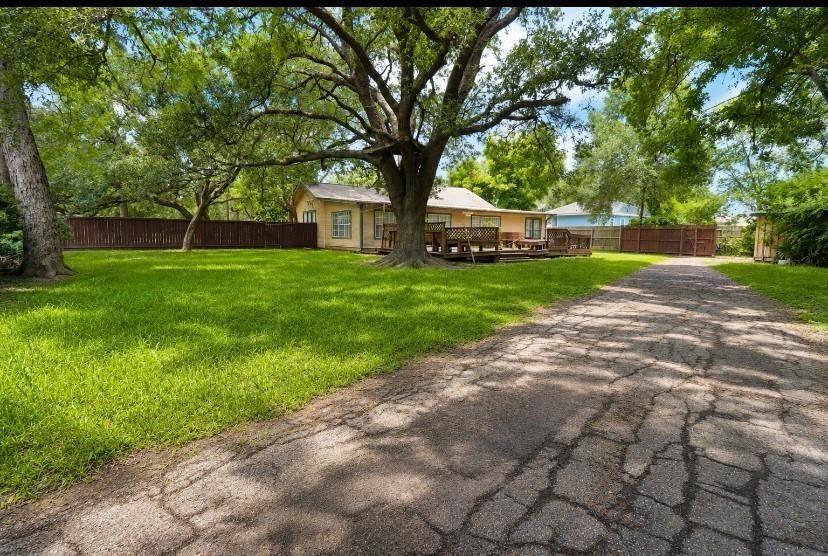 S Johnson St, Alvin, TX 77511