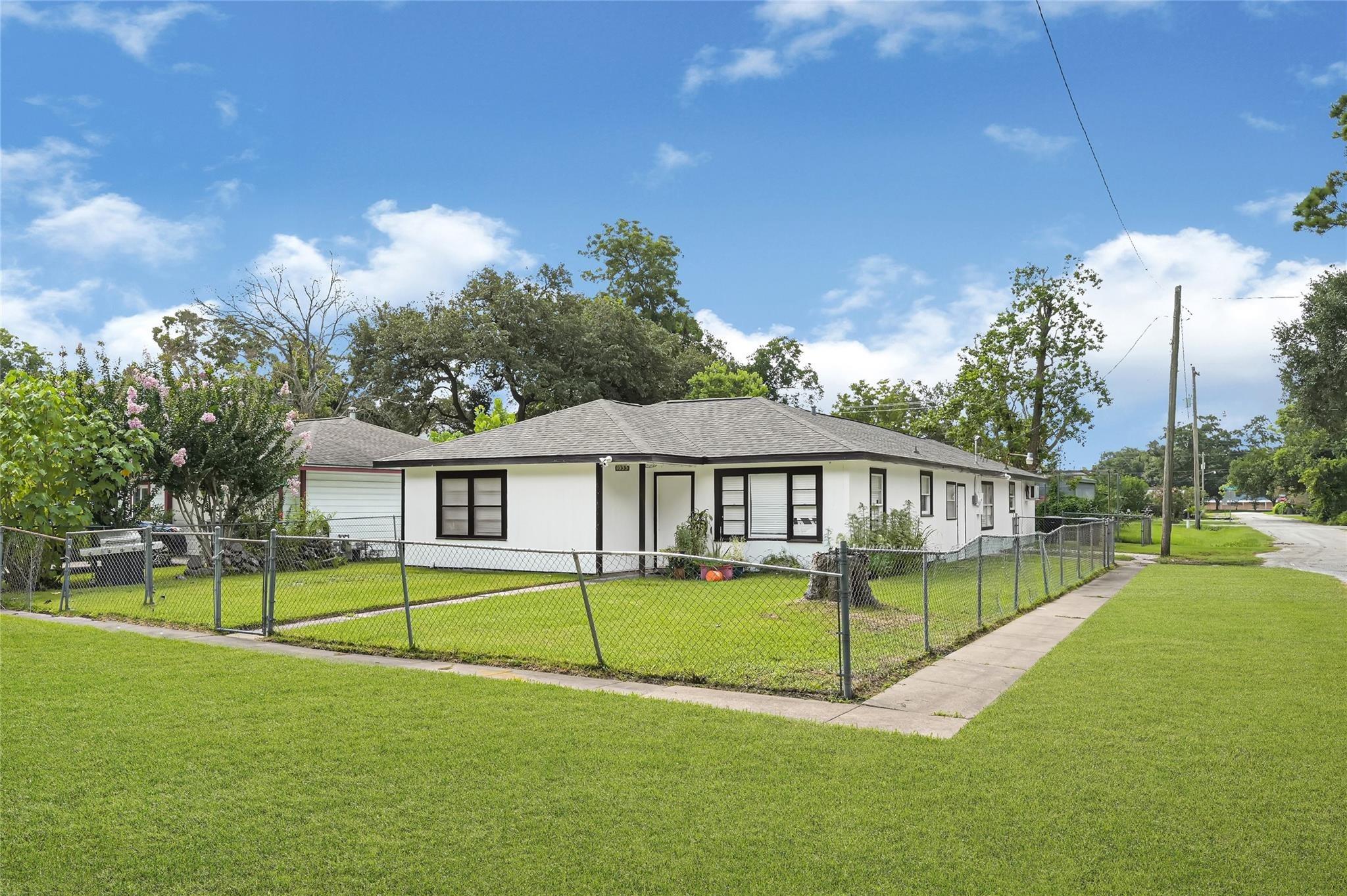 W Snyder St, Alvin, TX 77511