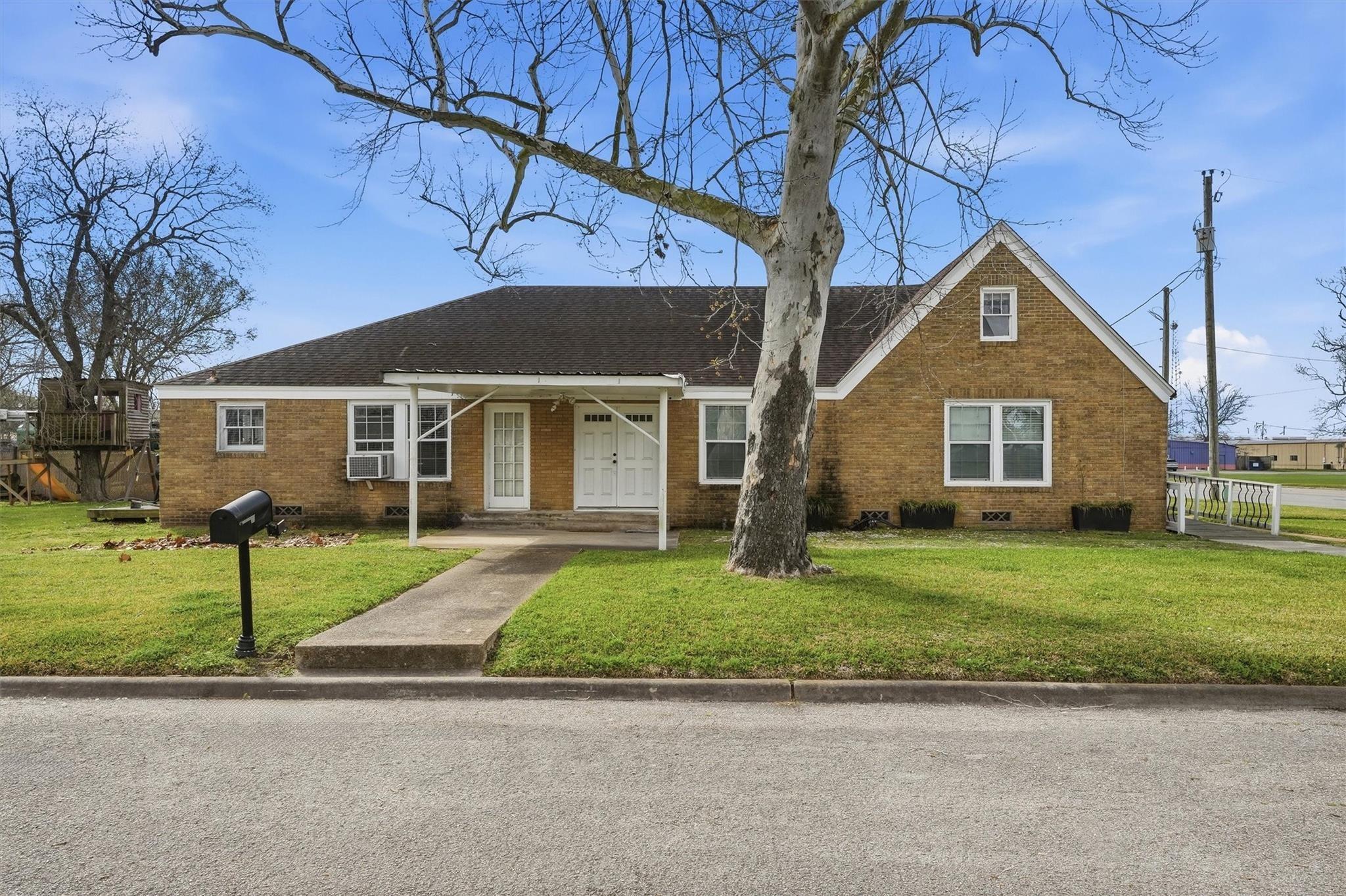 S Velasco St, Angleton, TX 77515