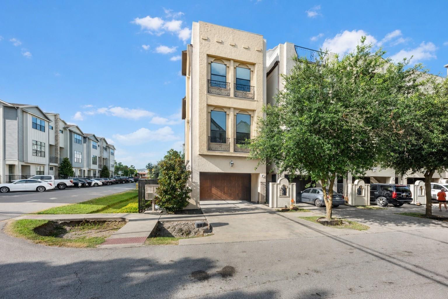 W 15th 1/2 St, Houston, TX 77008
