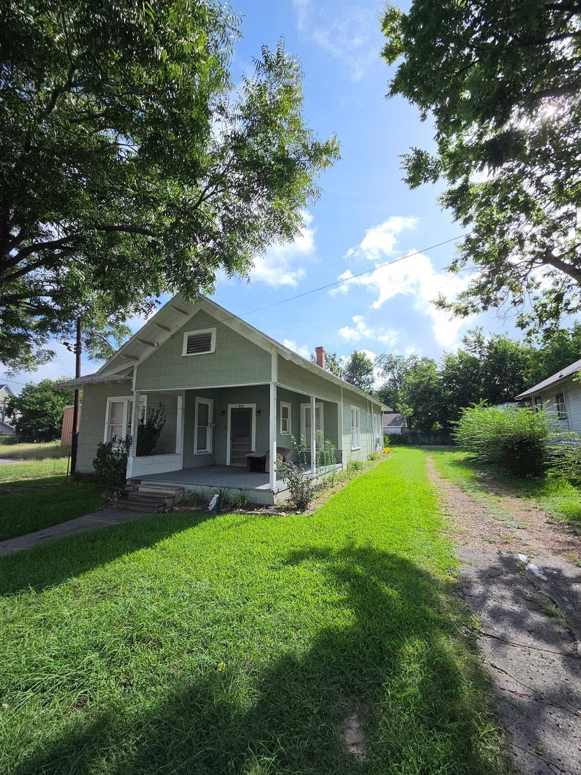 S La Salle St, Navasota, TX 77868