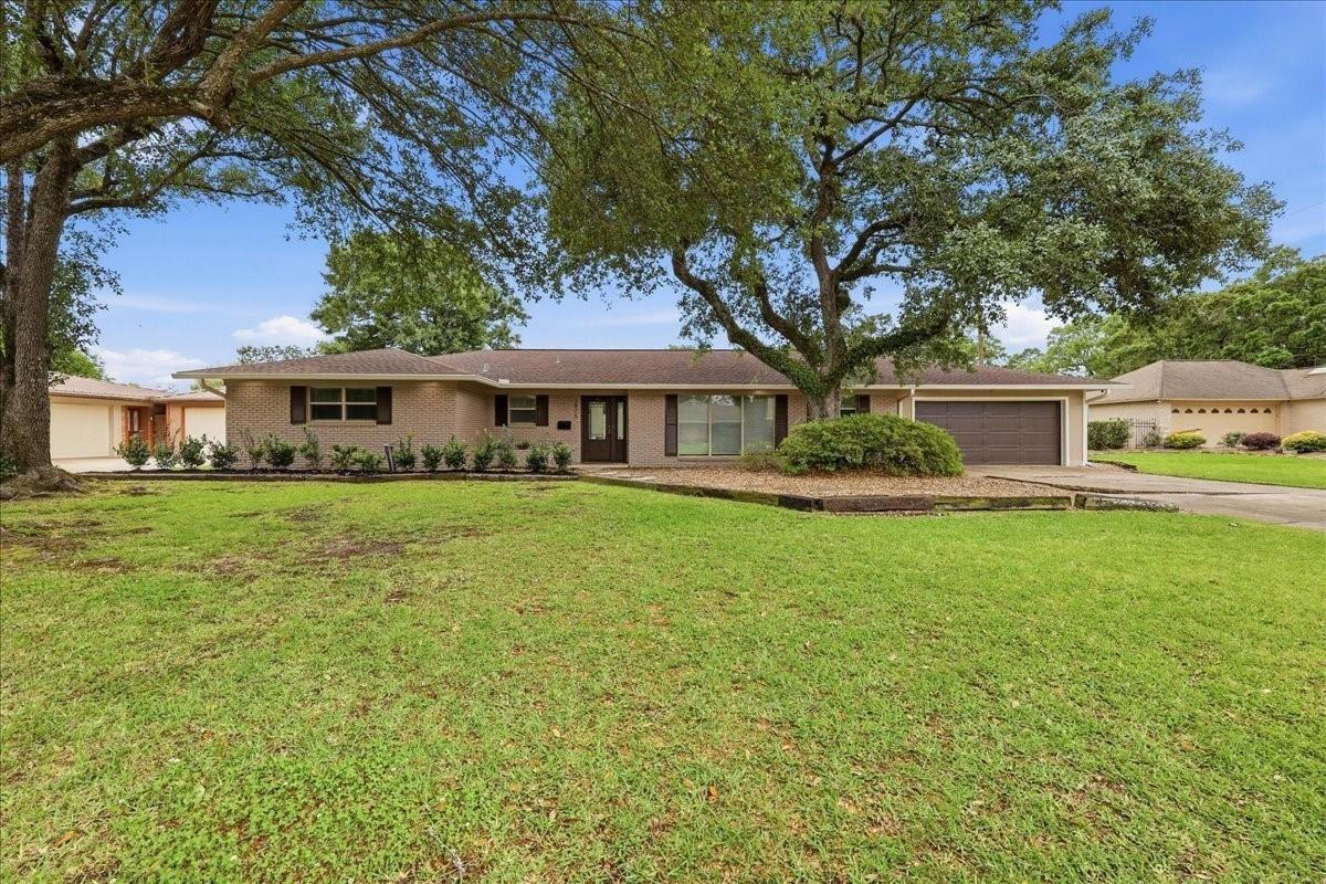 Kenwood Dr, Beaumont, TX 77706