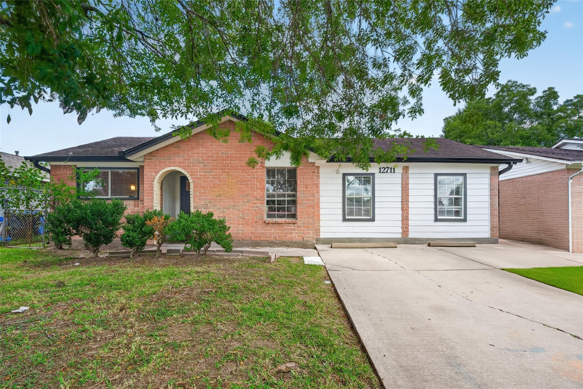 Greenshire Dr, Houston, TX 77048
