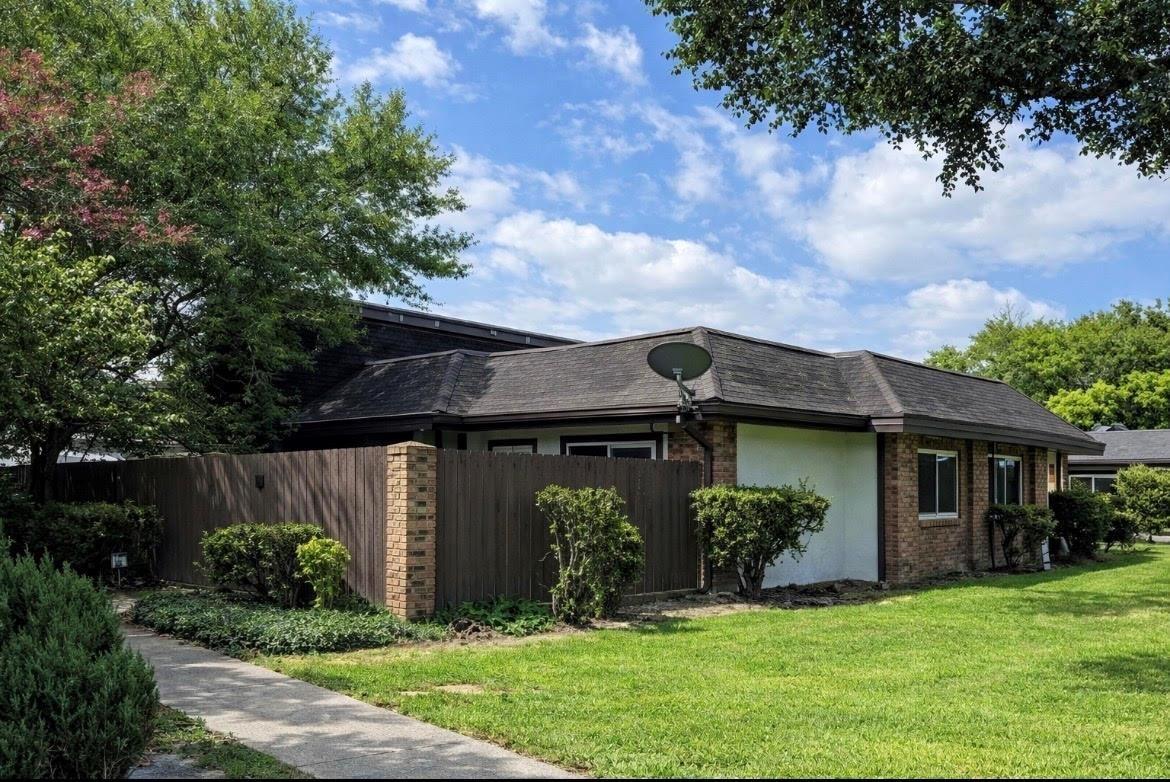 Mighty Oak Dr, Houston, TX 77066
