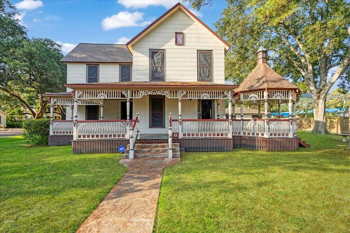 W Adoue St, Alvin, TX 77511