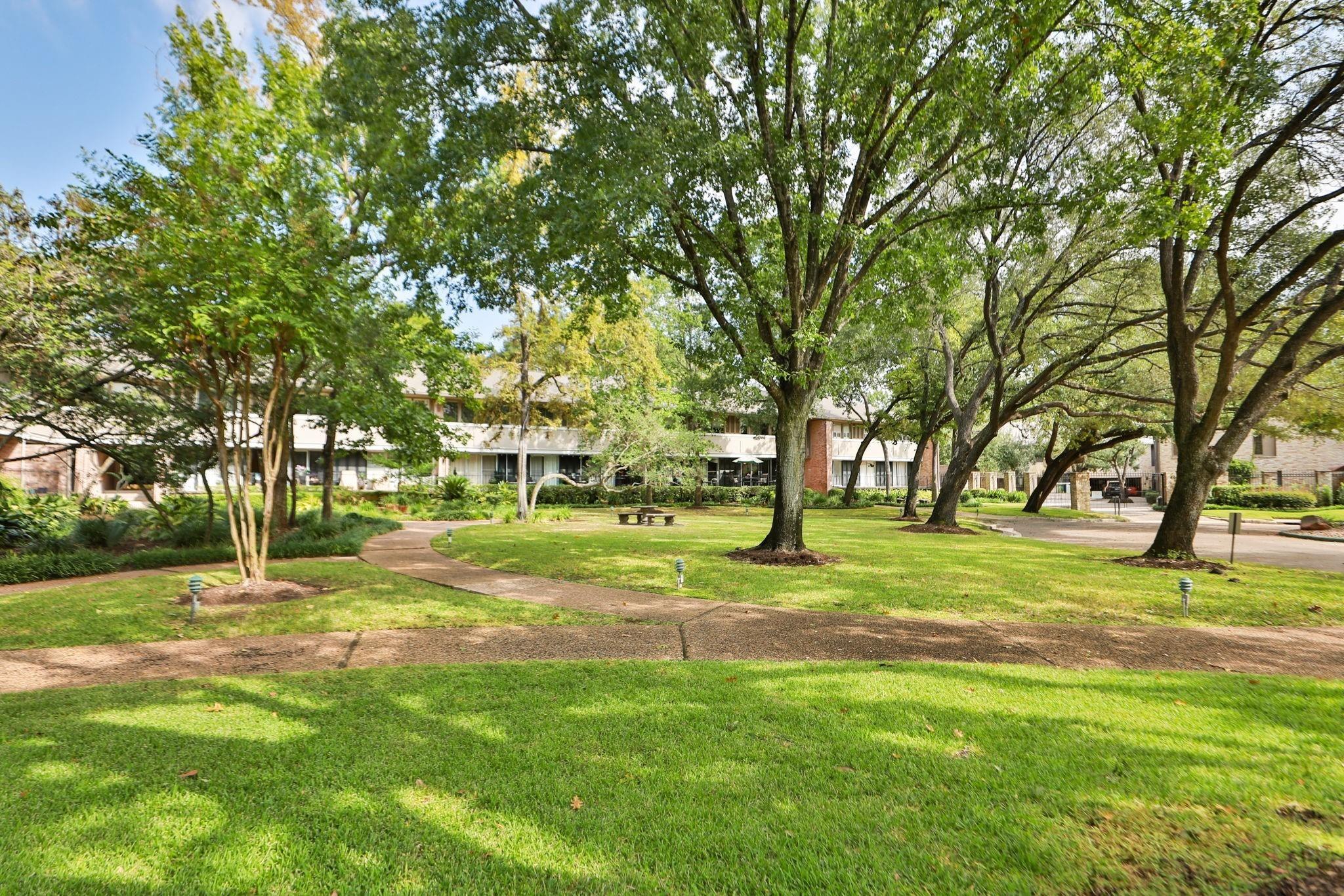 S Ripple Creek Dr, Houston, TX 77057