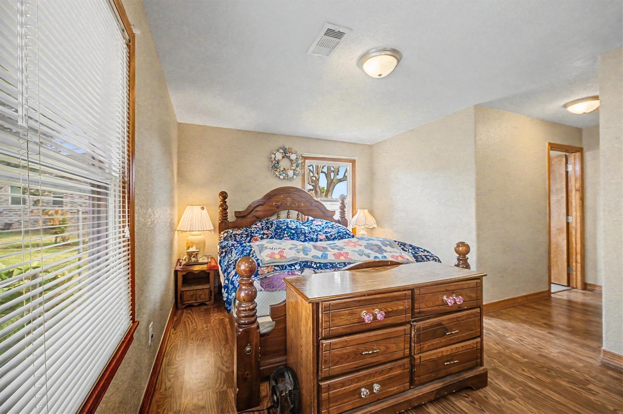 Sycamore Dr, Galveston, TX 77551