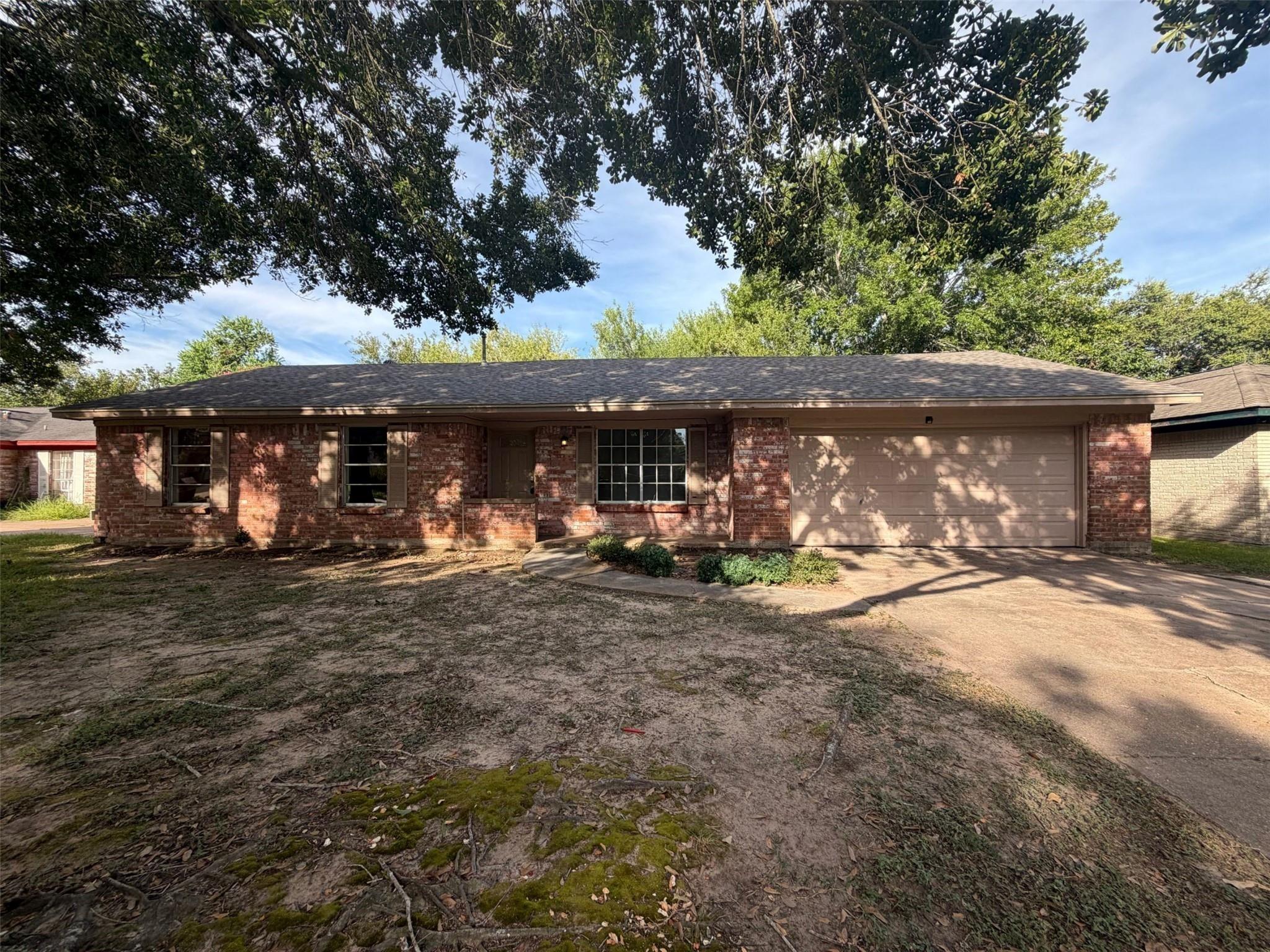 Oxford Rd, Alvin, TX 77511