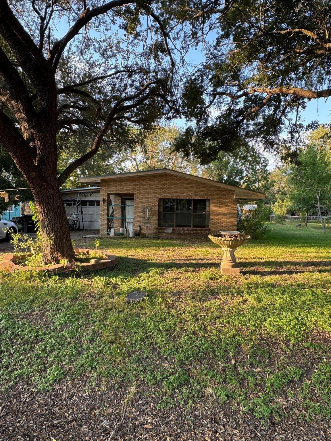 E Elizabeth Ave, Palacios, TX 77465