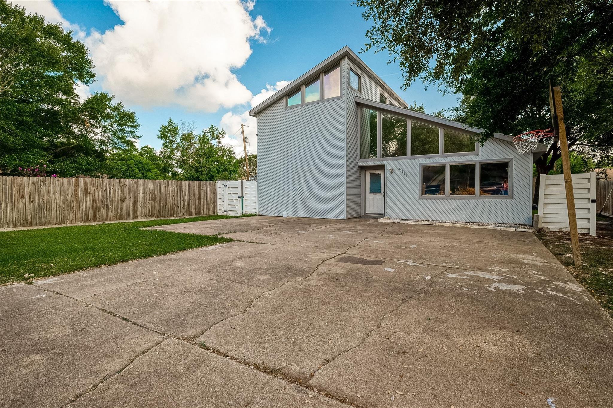 Crestside Dr, Pasadena, TX 77505