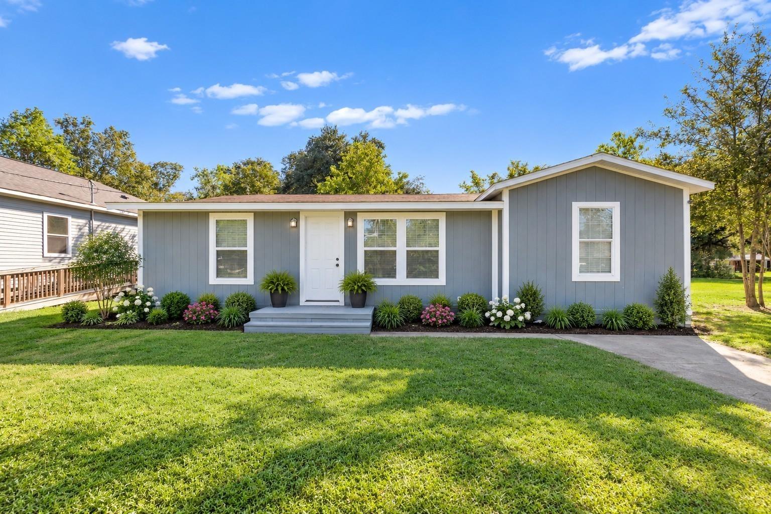 8th St, Orange, TX 77630