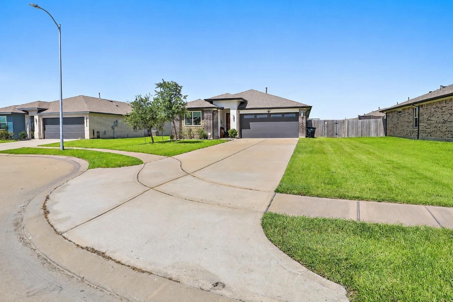 Turtle Oak Ln, Baytown, TX 77523