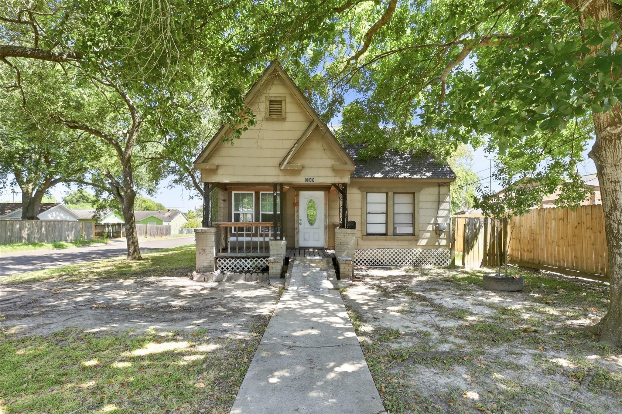 E Lobit St, Baytown, TX 77520