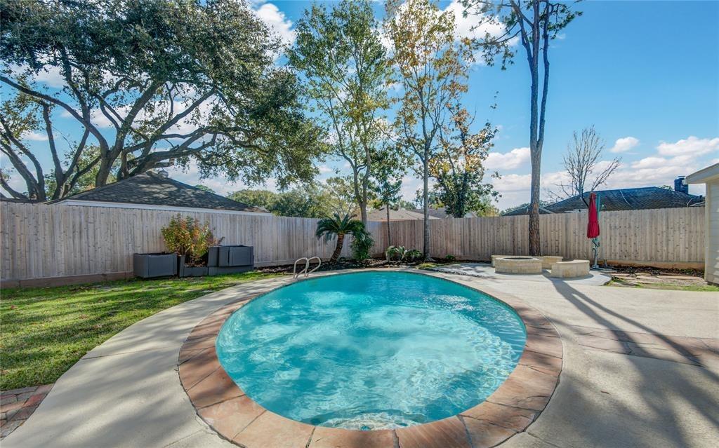 Chevy Chase Dr, Houston, TX 77042