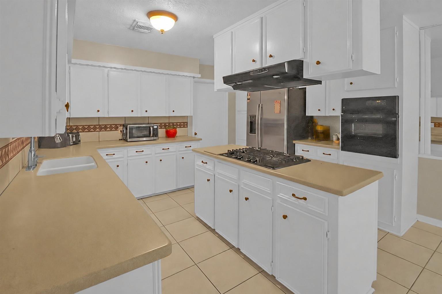 Lariat Dr, Baytown, TX 77521