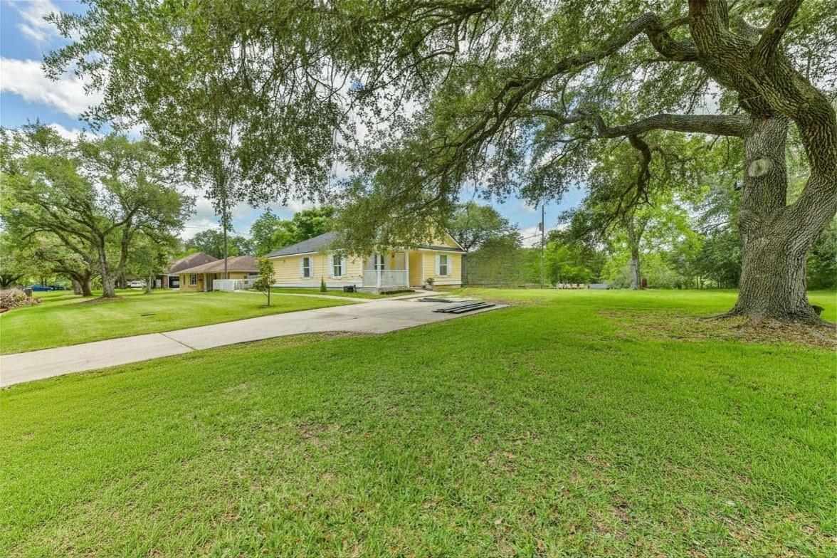 Oakridge Dr, Hitchcock, TX 77563
