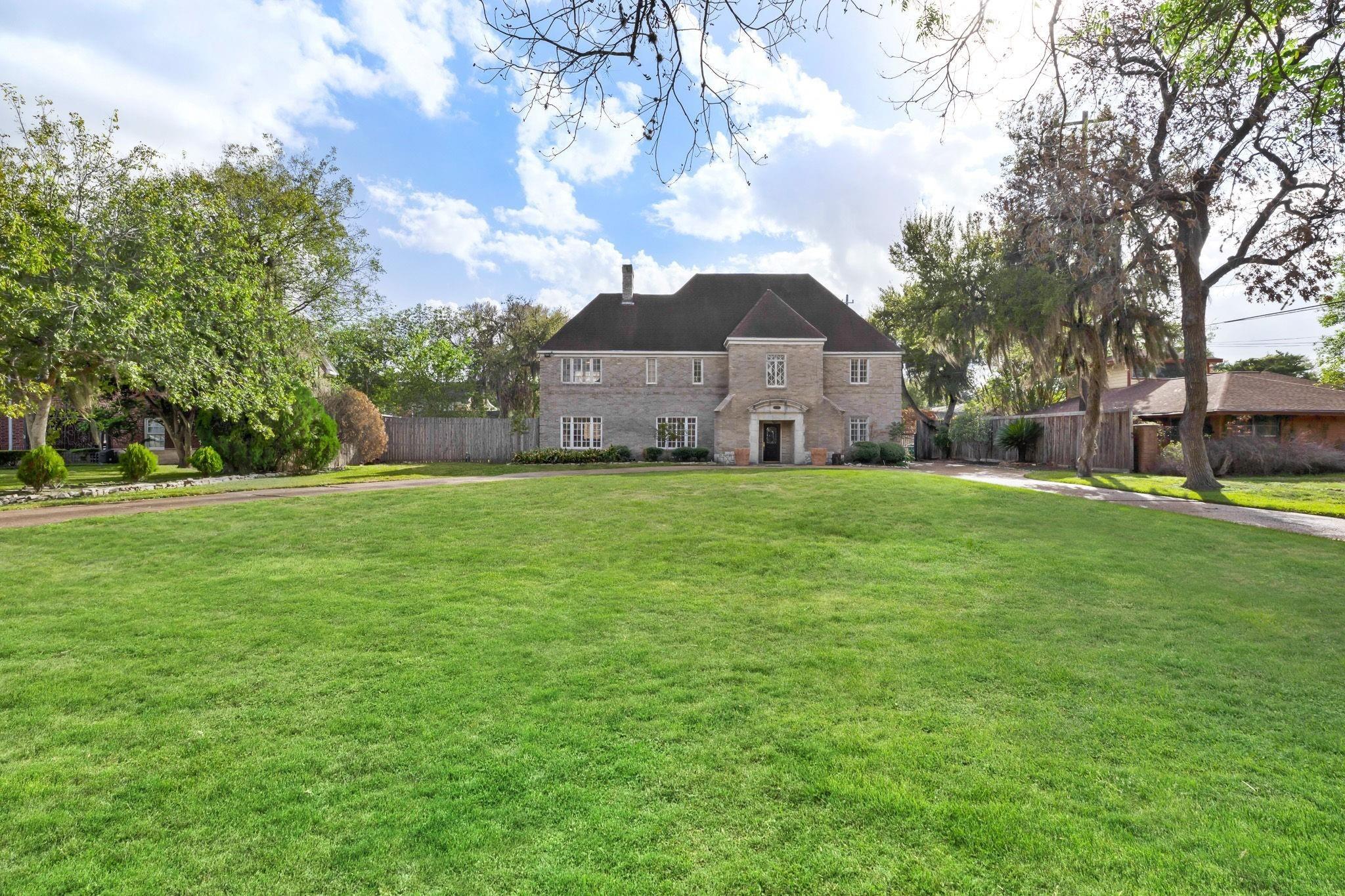 S Macgregor Way, Houston, TX 77021