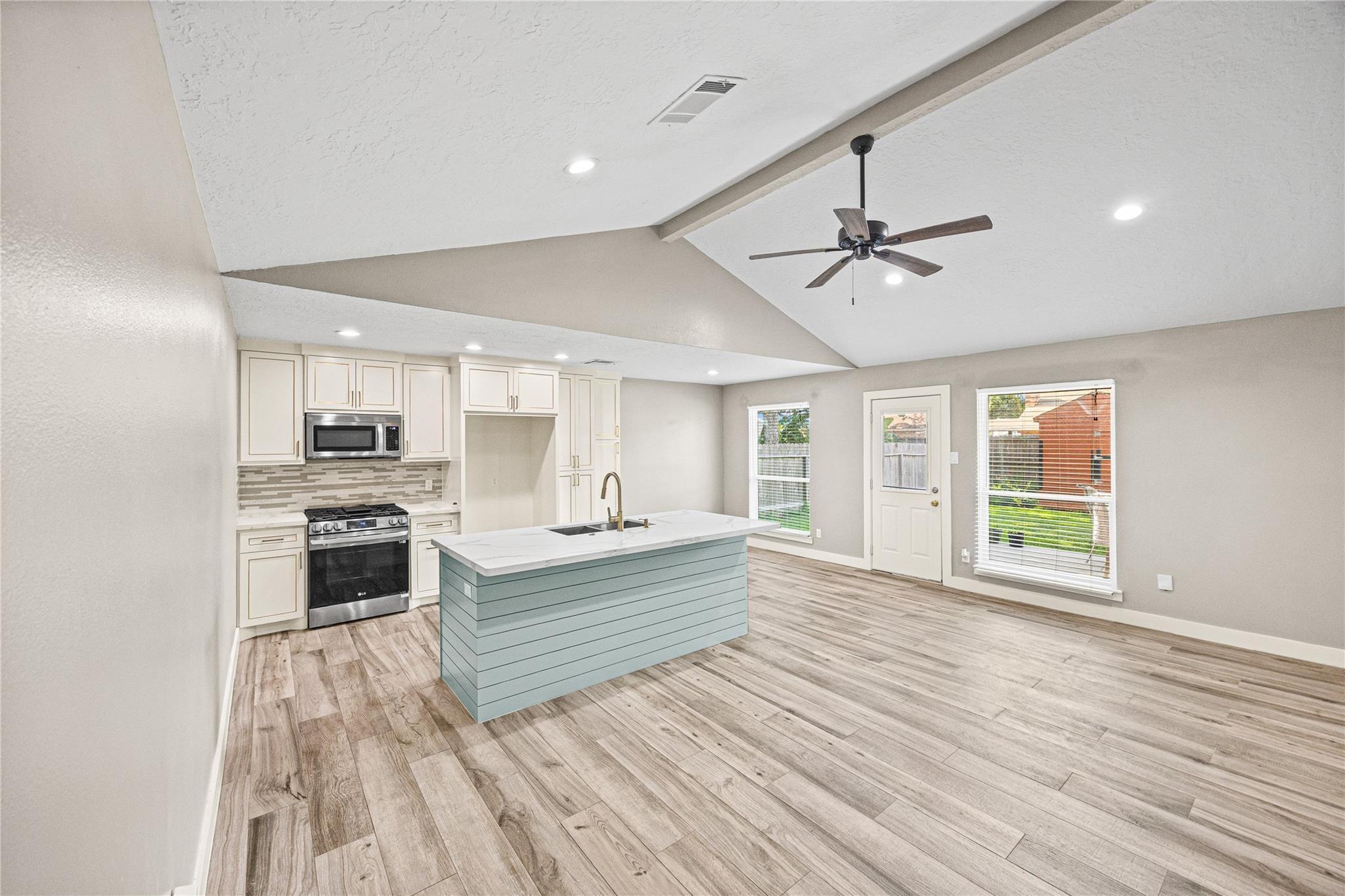 Dee Dr, Pasadena, TX 77505