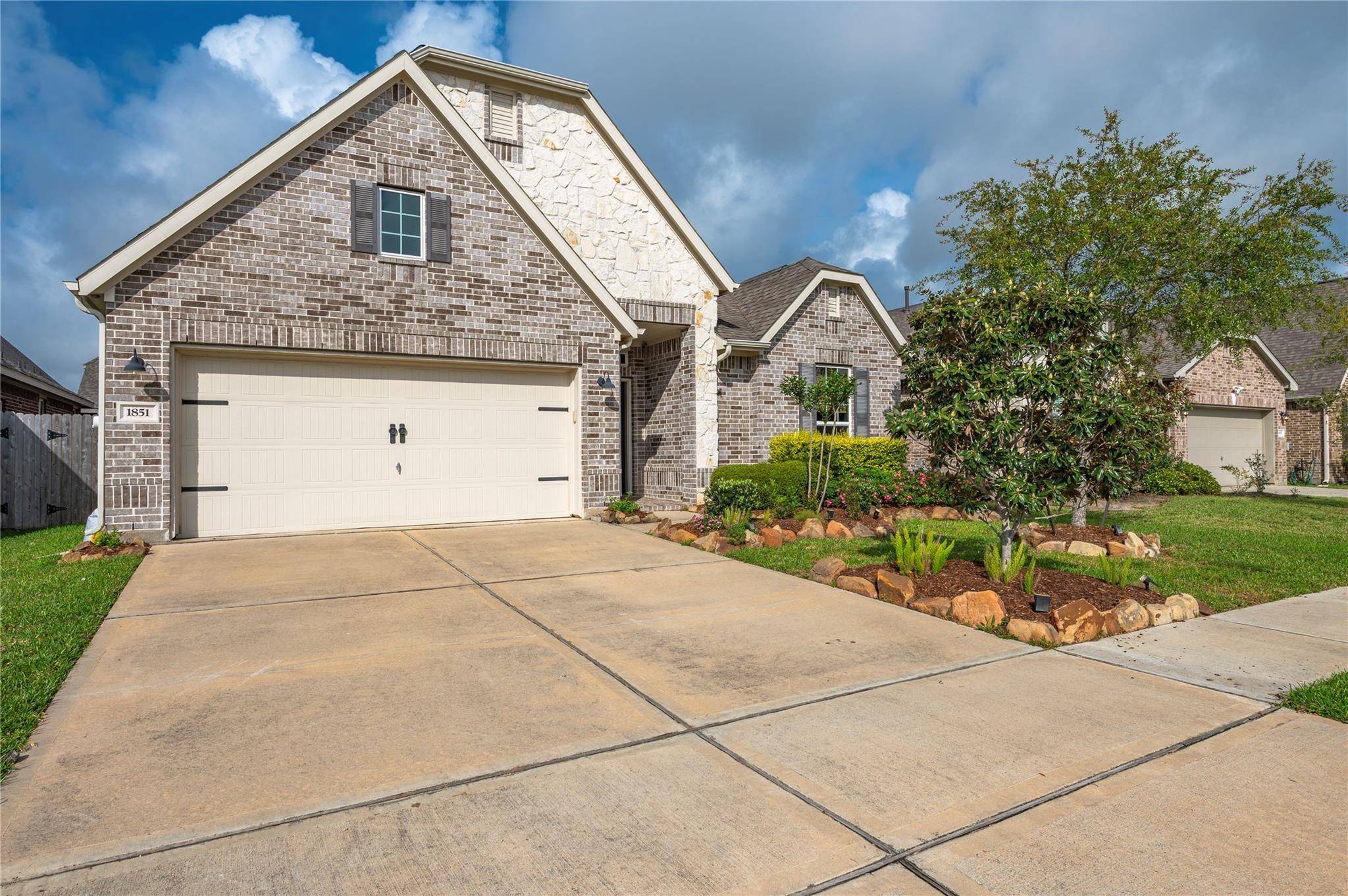 Belle Pl, Alvin, TX 77511