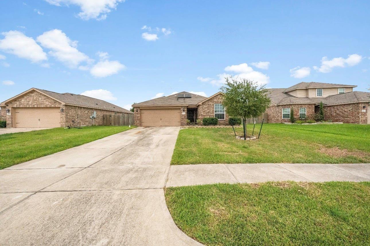 Garnet Grove Dr, Rosharon, TX 77583