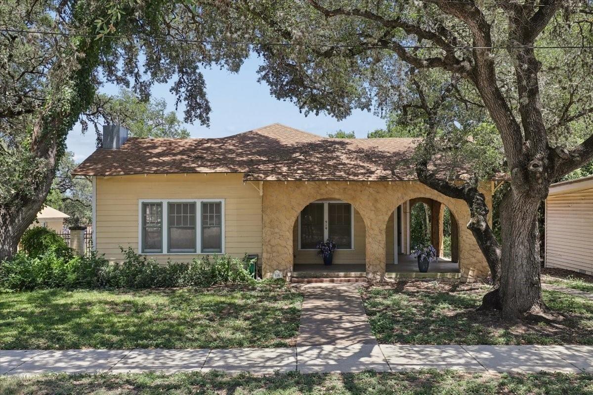S Main St, Lockhart, TX 78644