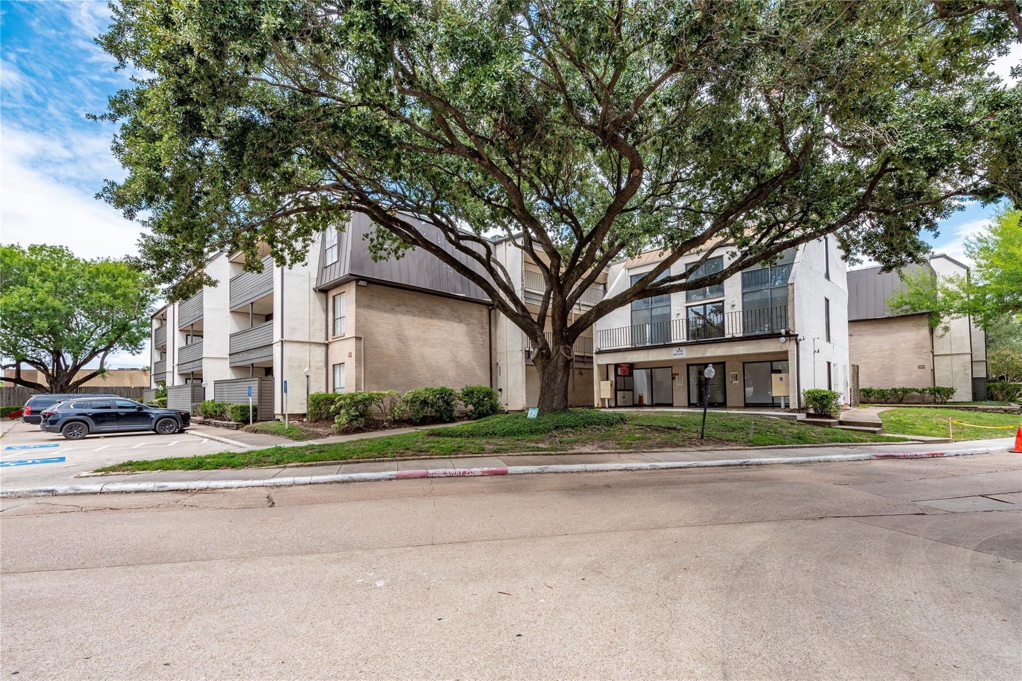 Walnut Bend Ln, Houston, TX 77042