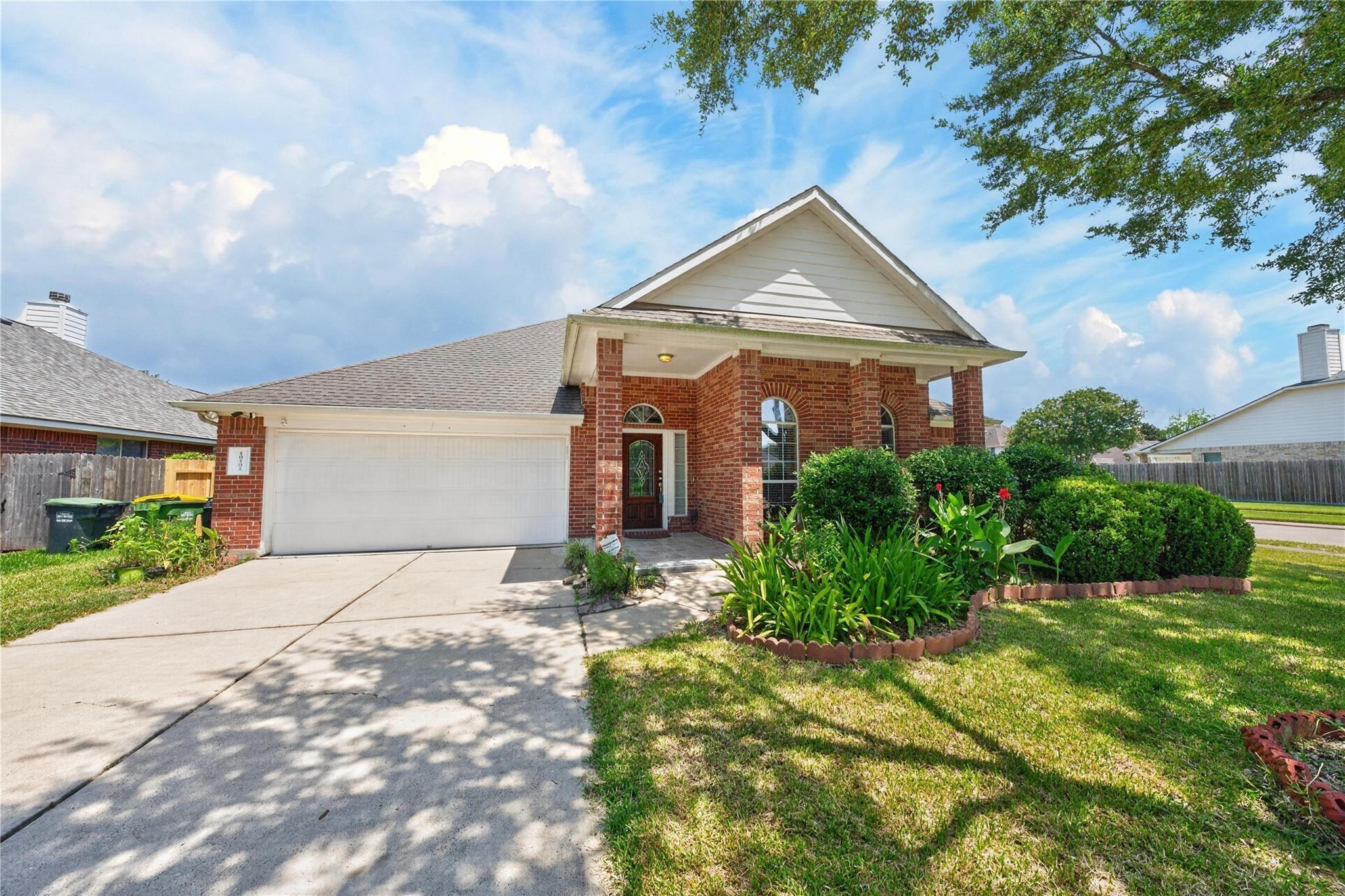 Hidden Falls Dr, Pearland, TX 77584