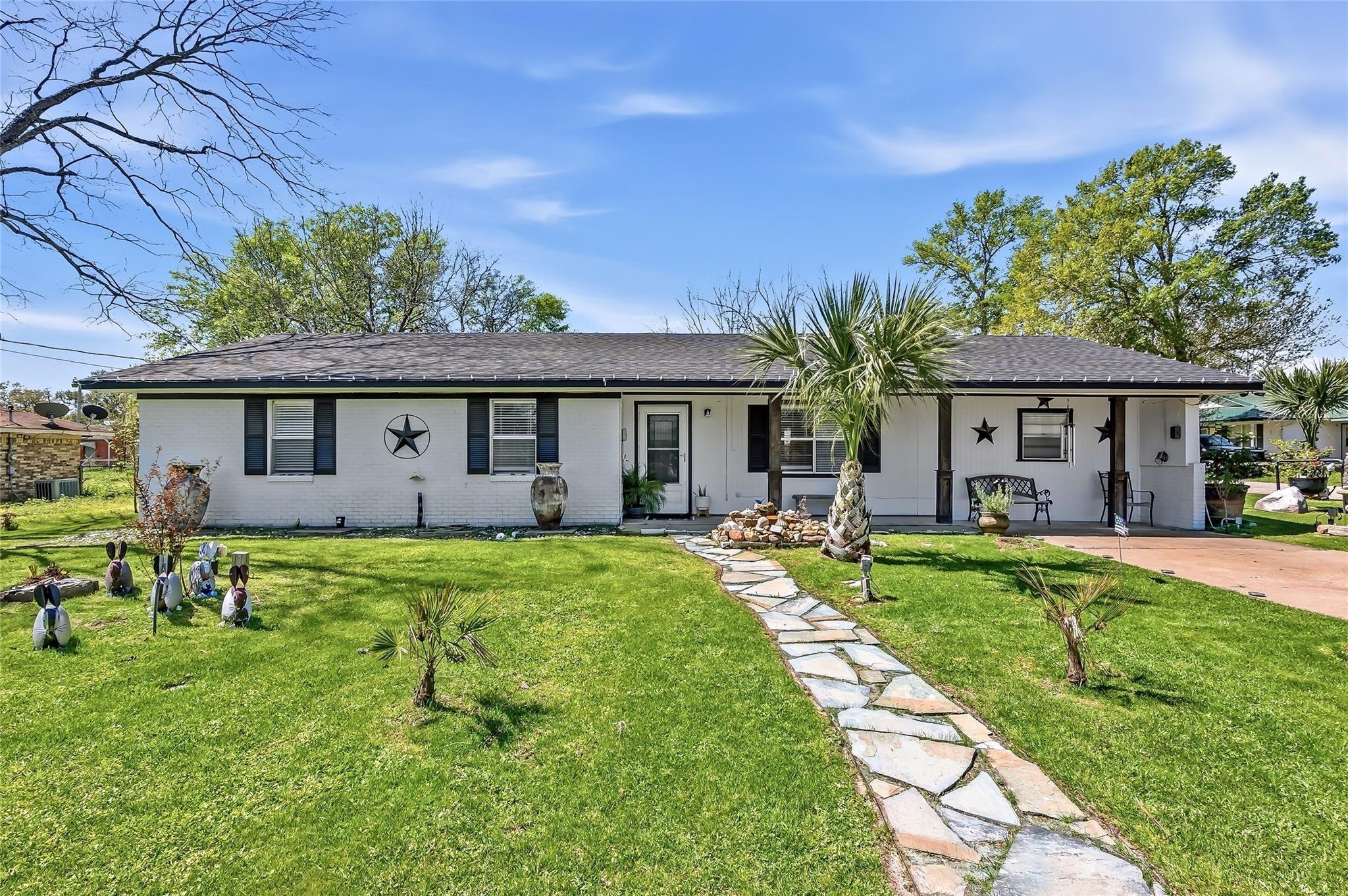 N Commerce St, Madisonville, TX 77864