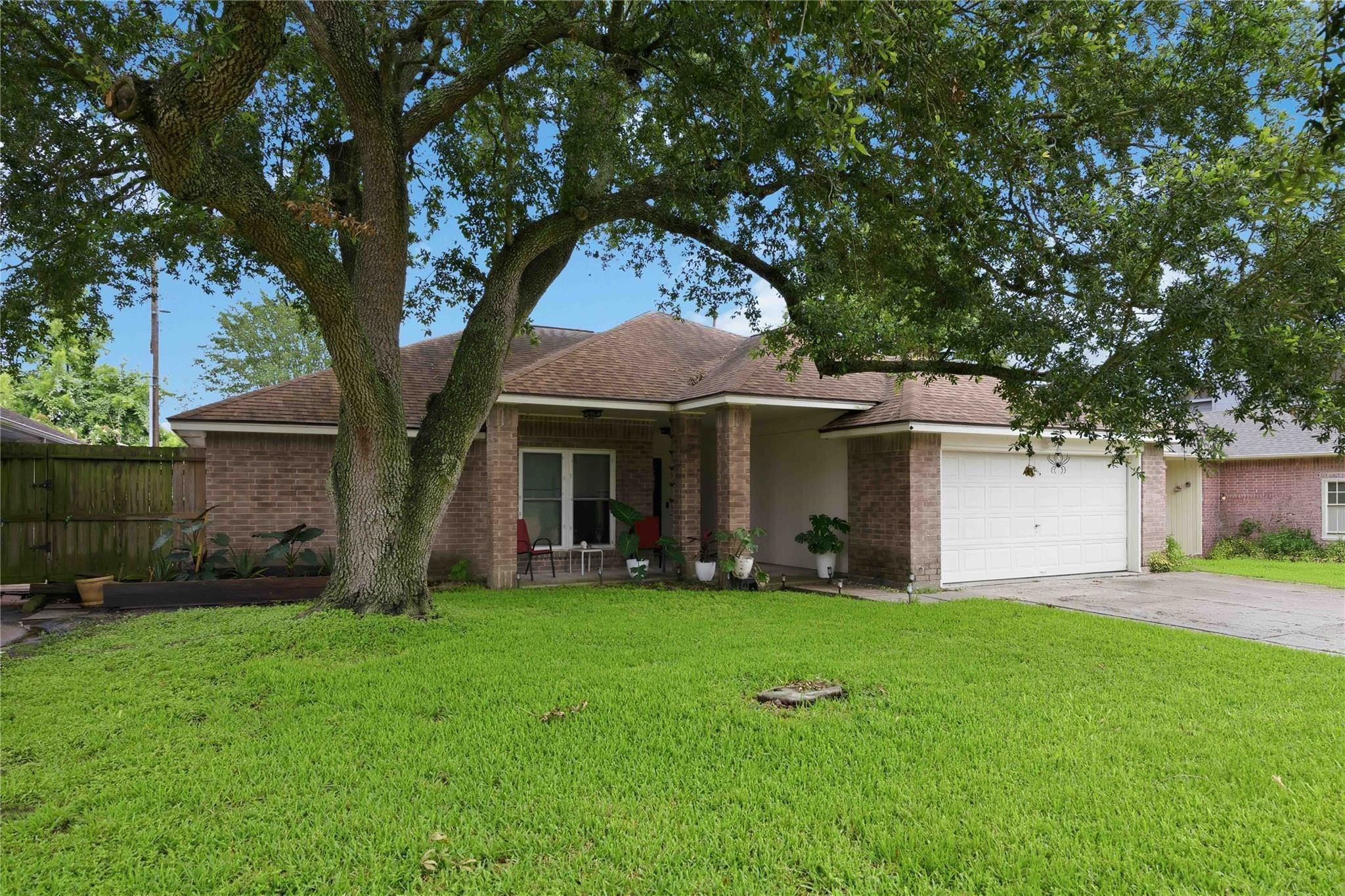 Aberdeen Dr, League City, TX 77573