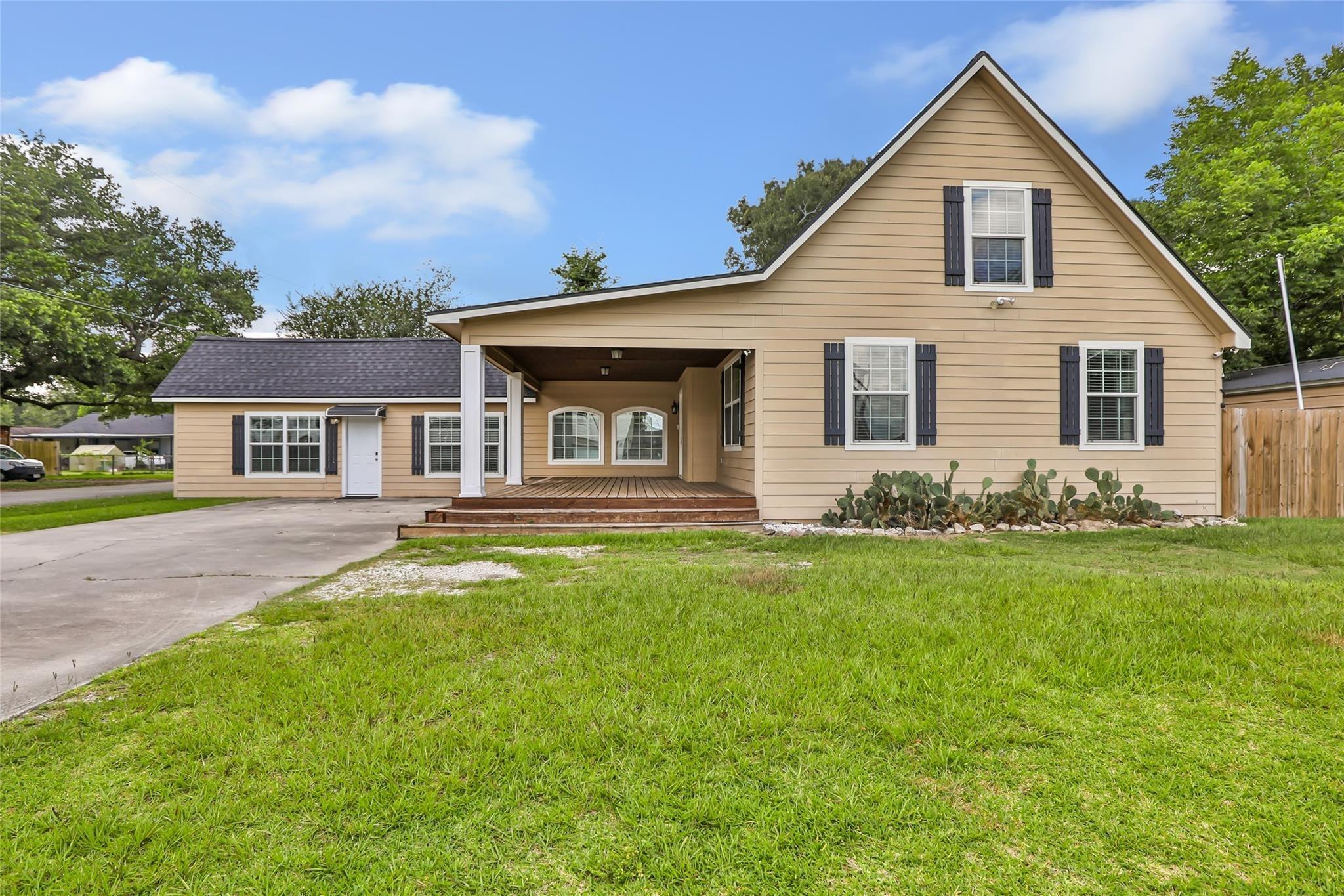 E Kay St, Dayton, TX 77535