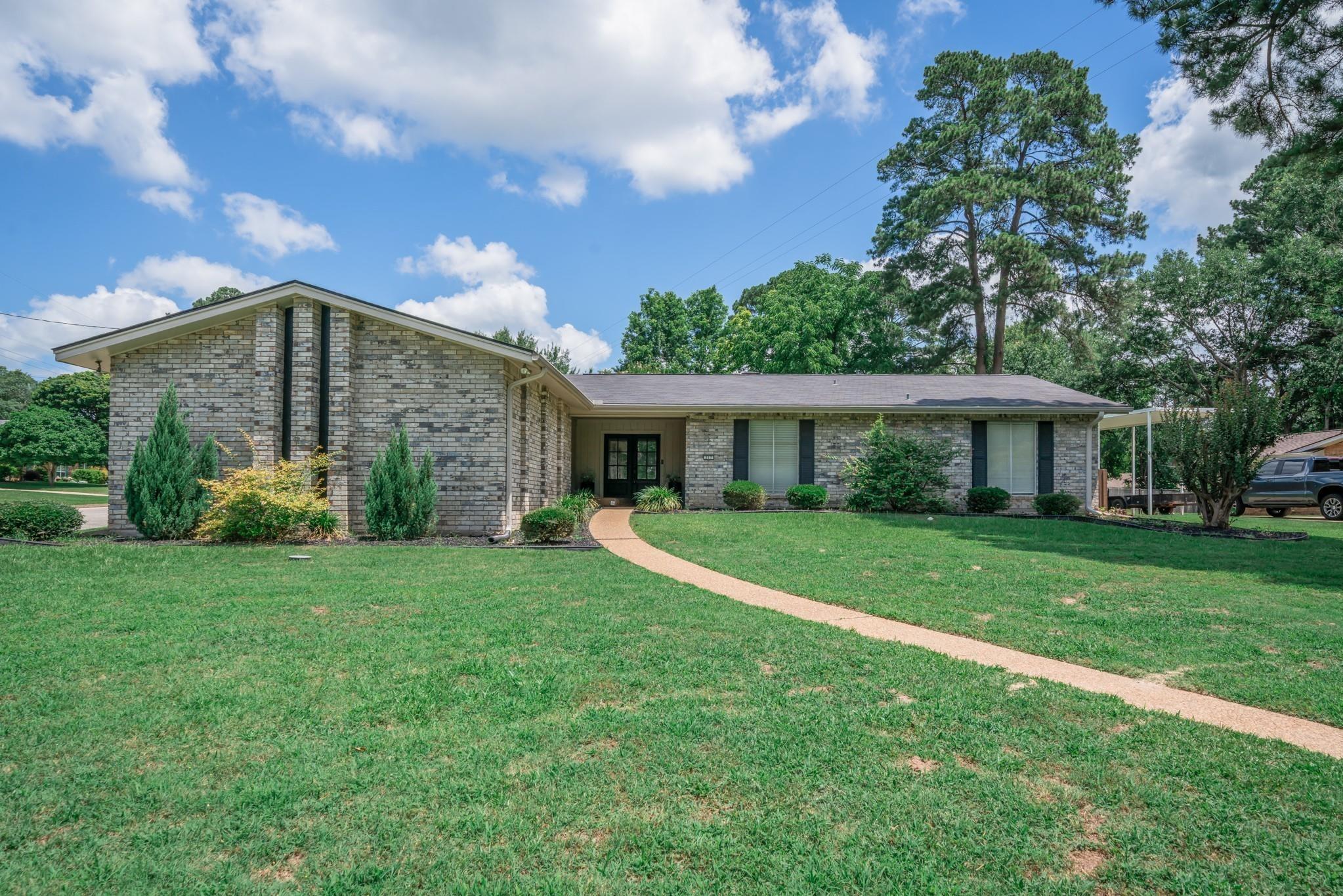 E Robinwood Dr, White Oak, TX 75693