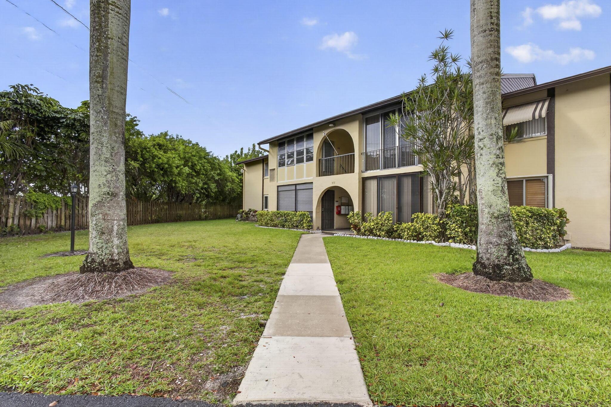 Pine Ridge Cir, Greenacres, FL 33463
