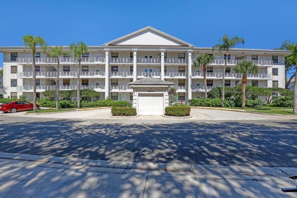 Whitehall Dr, West Palm Beach, FL 33401