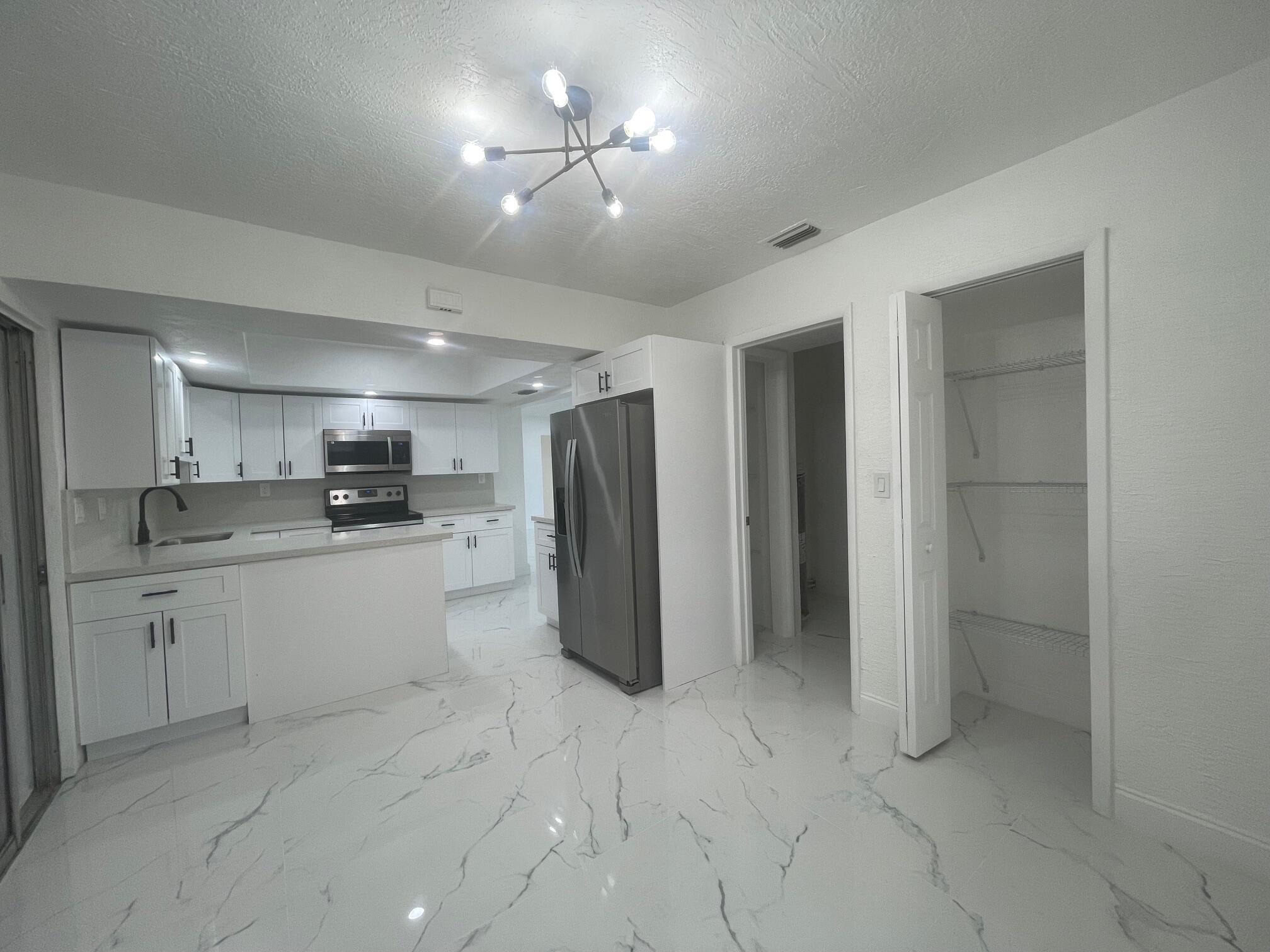 Nw 39th St, Lauderdale Lakes, FL 33309