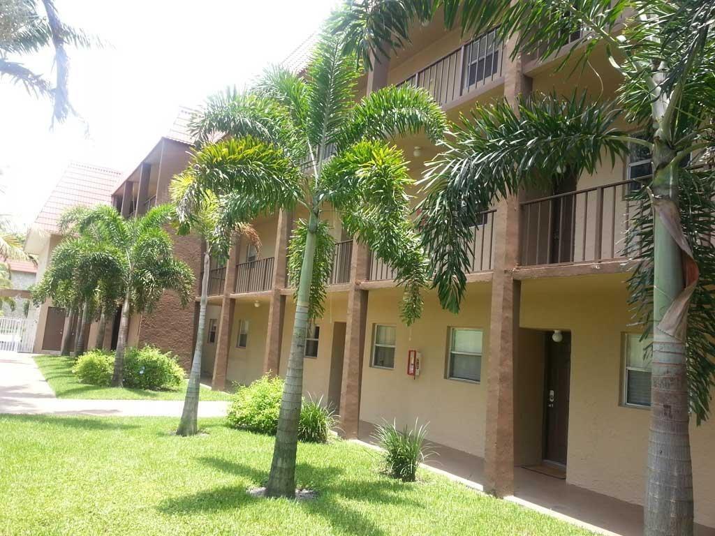 Sparrow Dr, Royal Palm Beach, FL 33411