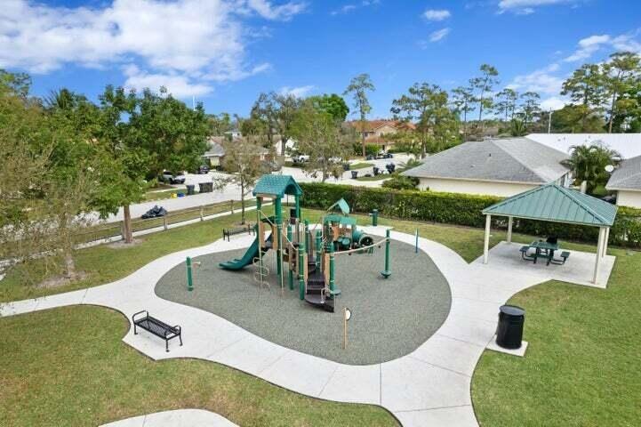 Hawthorne Pl, Wellington, FL 33414