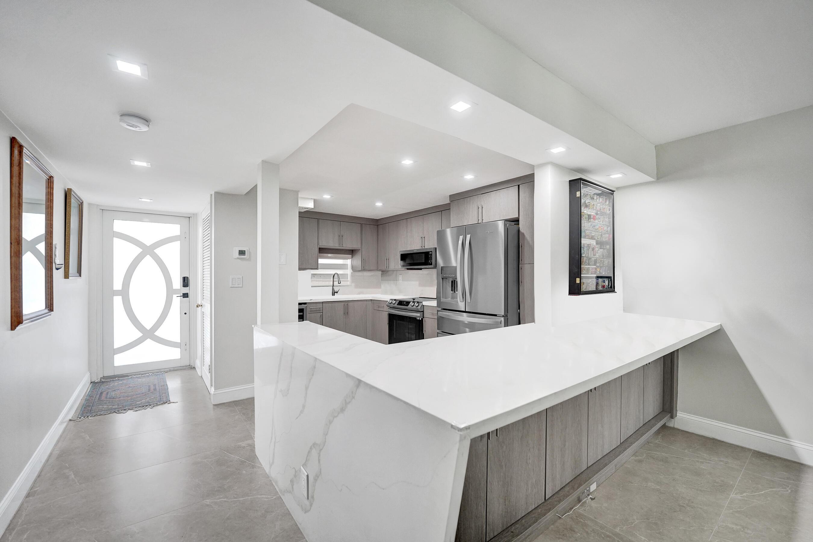 N Hollybrook Lake Dr, Pembroke Pines, FL 33025