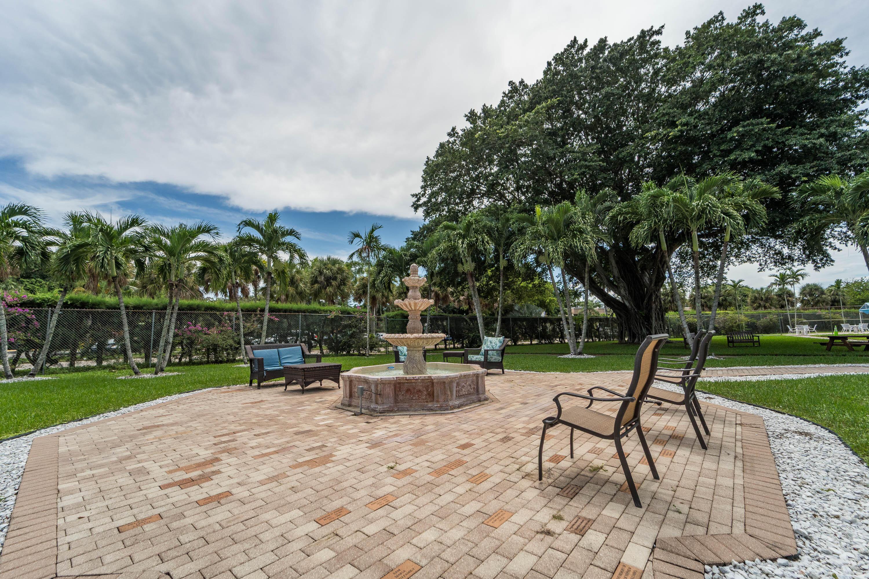 Lori Dr, Palm Springs, FL 33461