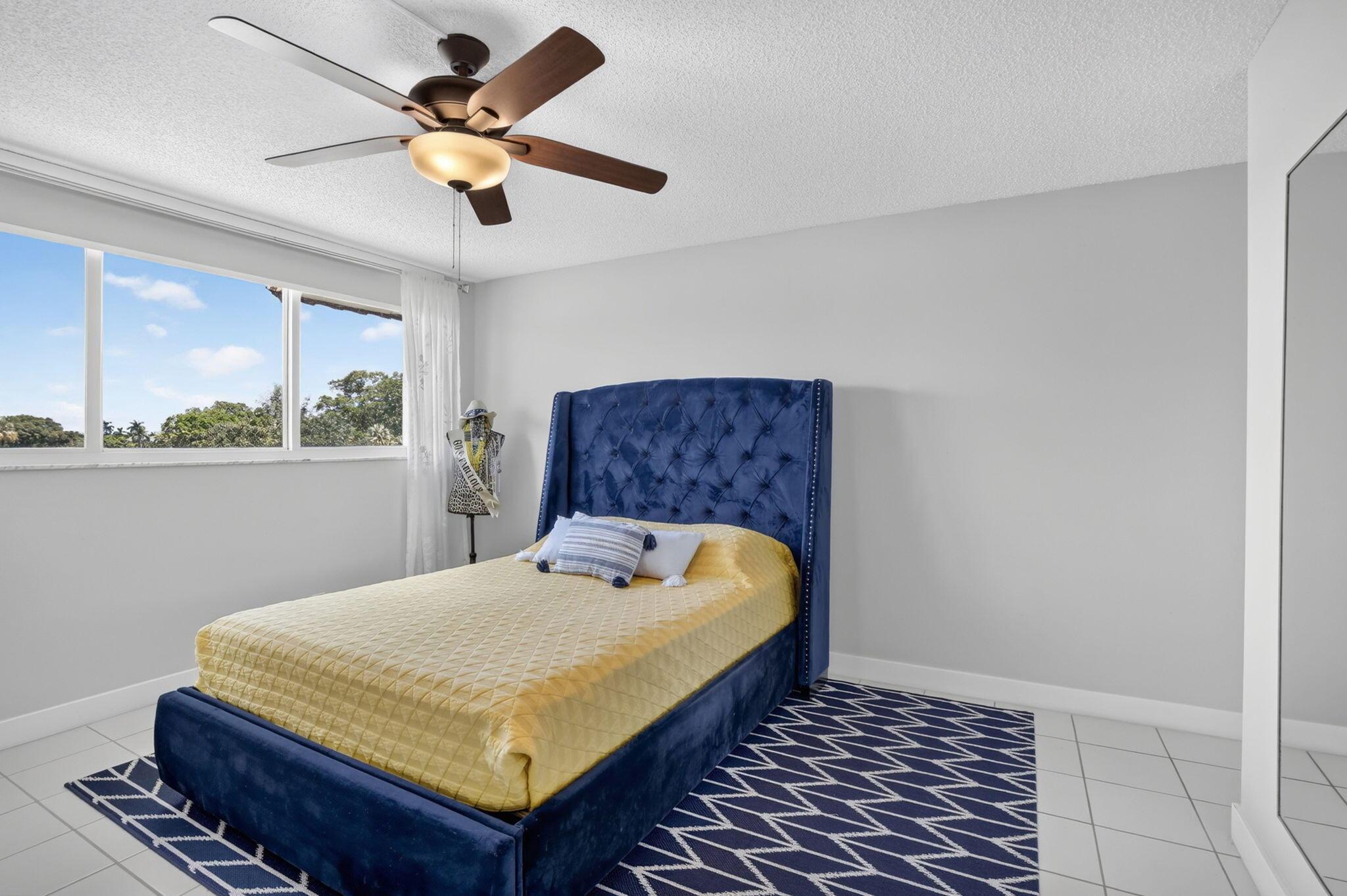 S Hollybrook Lake Dr, Pembroke Pines, FL 33025
