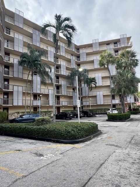 N Country Club Dr, Miami, FL 33180