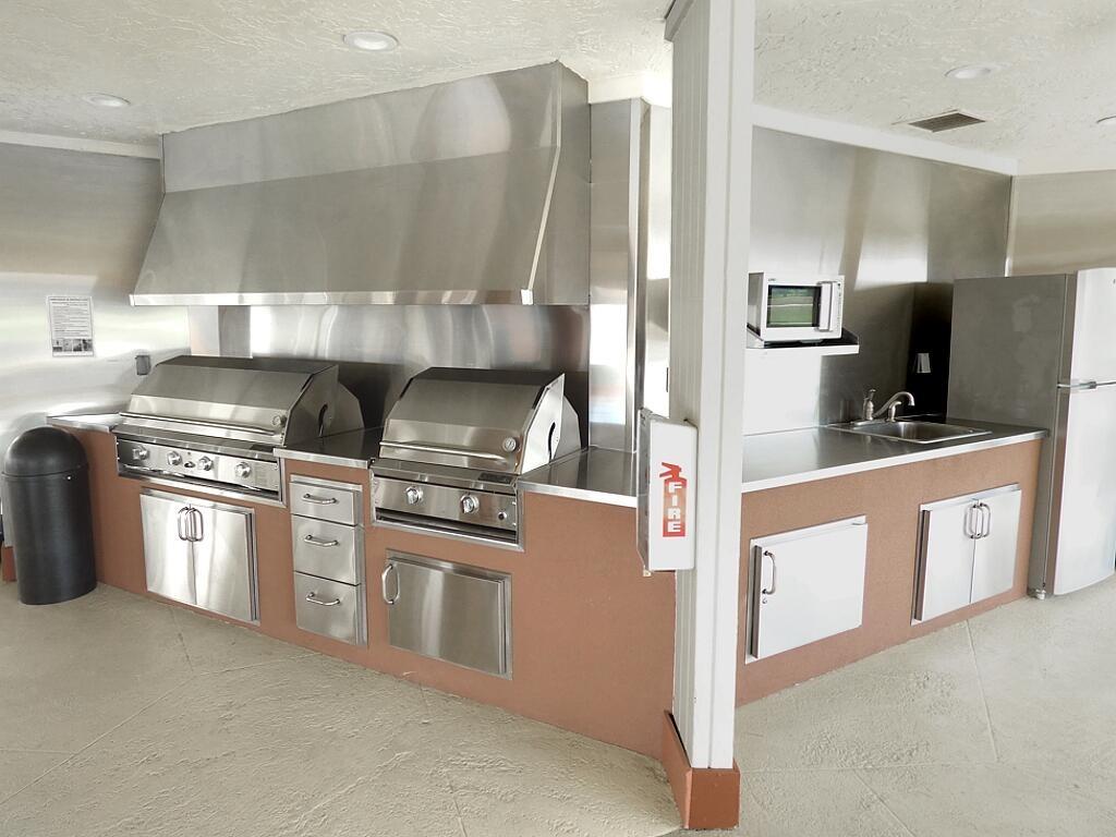 S Hollybrook Ter, Pembroke Pines, FL 33025