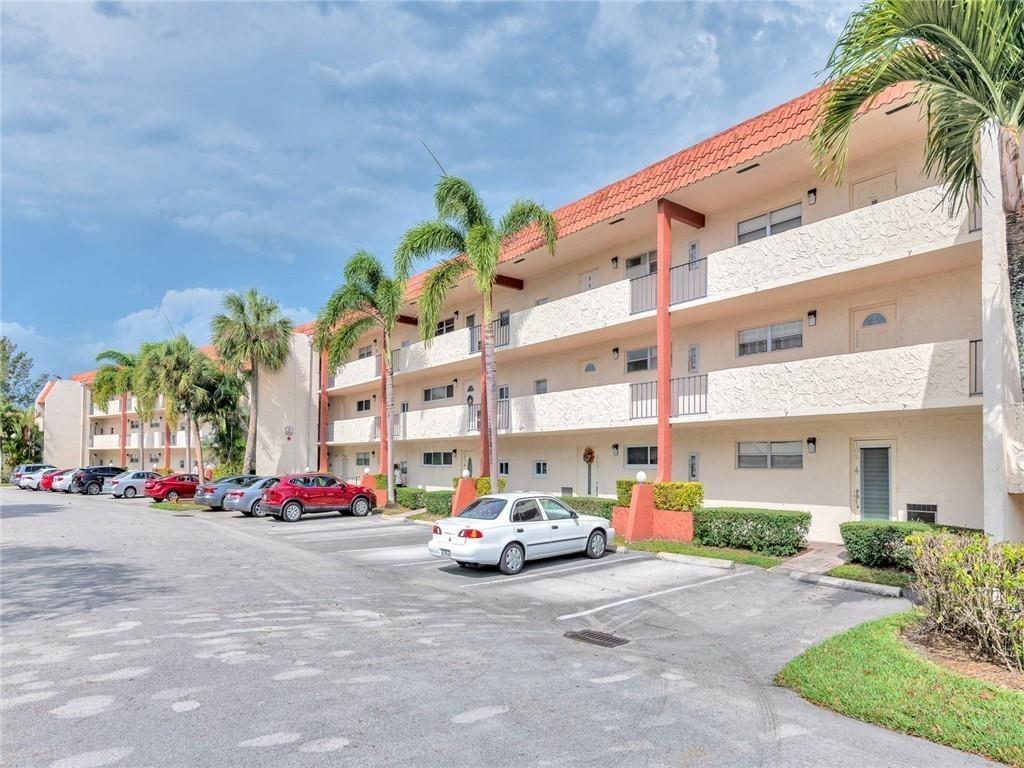 N Hollybrook Lake Dr, Pembroke Pines, FL 33025