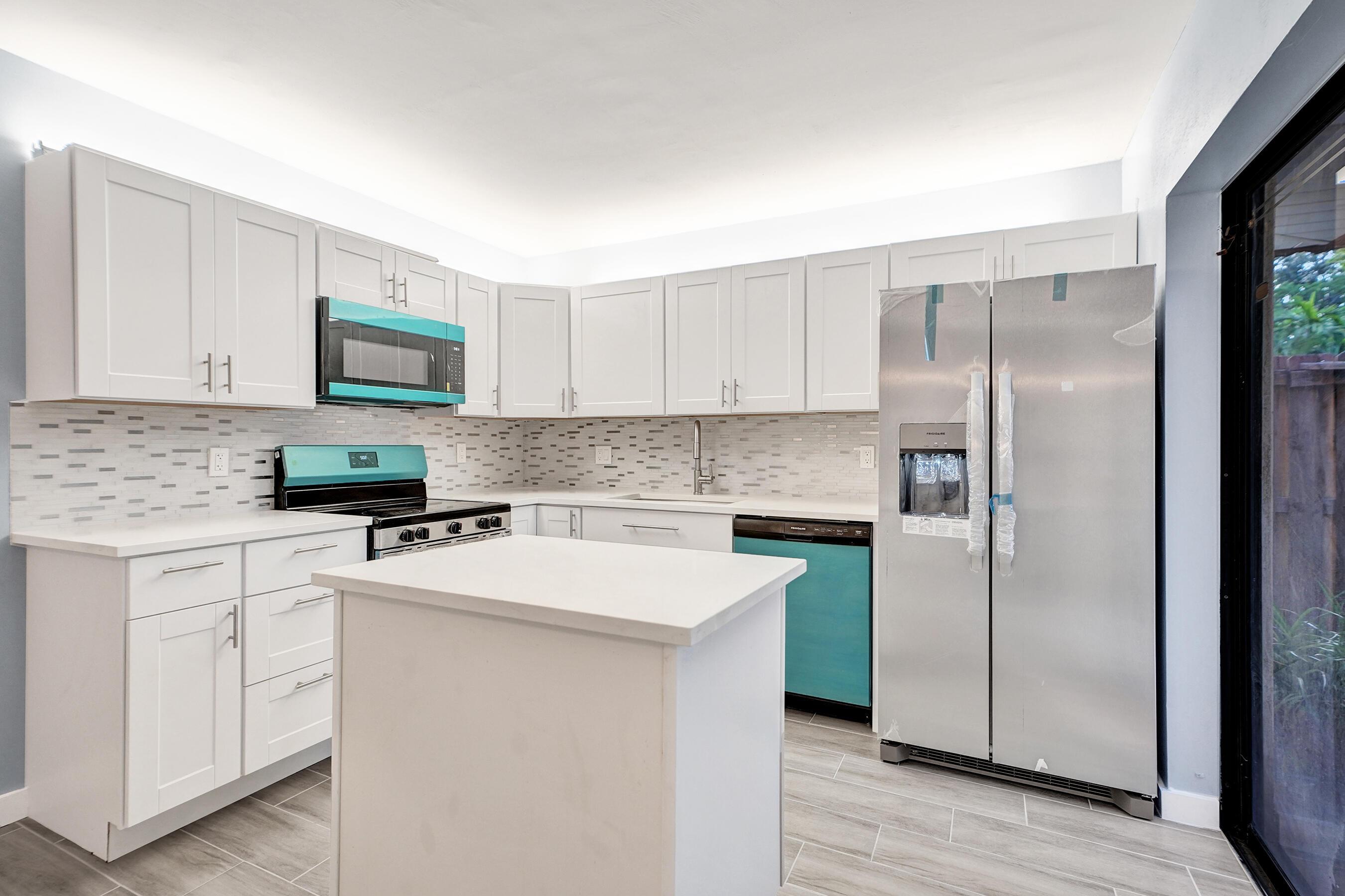 Nw 98th Cir, Plantation, FL 33324