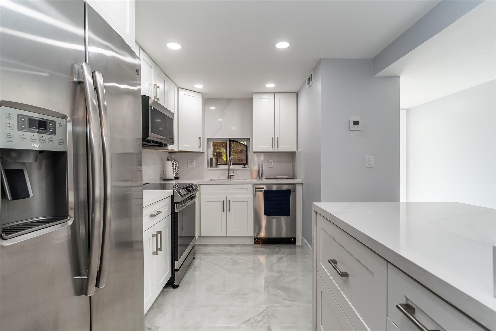 S Hollybrook Lake Dr, Pembroke Pines, FL 33025