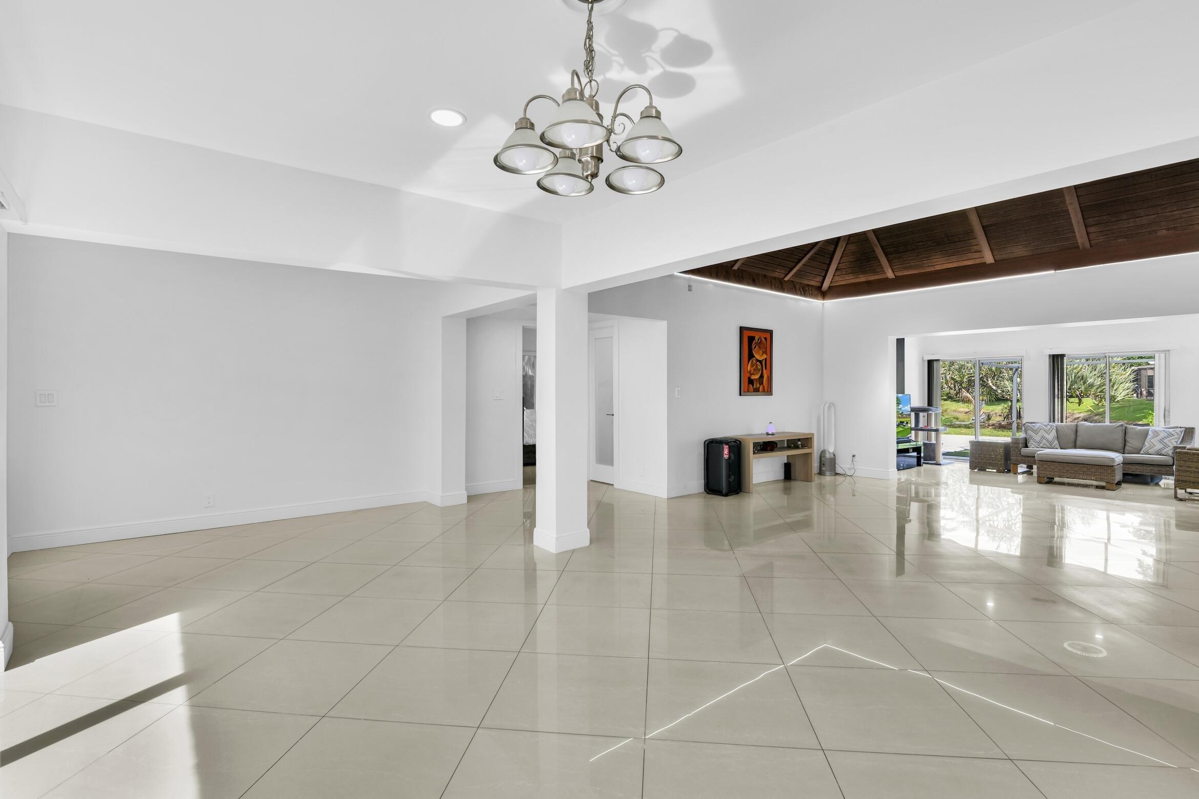 White Hickory Cir, Tamarac, FL 33319